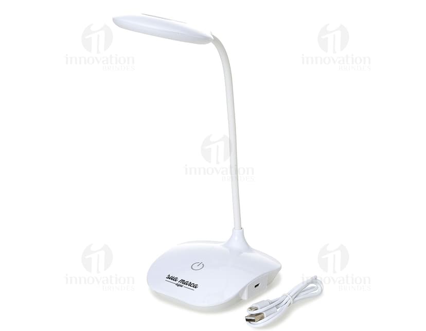 Luminária moderna com design clean e tecnologia LED. Acesa, ilumina o ambiente de forma eficiente e elegante. Feita em plástico e aço, possui alça para facilidade de transporte. Perfeita para decorar e iluminar sua mesa de trabalho ou escritório. Adquira já a sua!