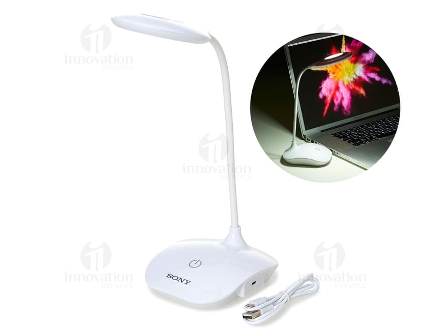 Luminária de tecnologia moderna, com design clean e acabamento em aço inoxidável. Equipamento isolado, com alça de plástico para manuseio. Ilustração vertical de alta qualidade, ideal para iluminar seu ambiente de trabalho ou estudo. Aproveite a praticidade e elegância desta luminária para tornar seu dia a dia mais produtivo. Adquira já a sua!