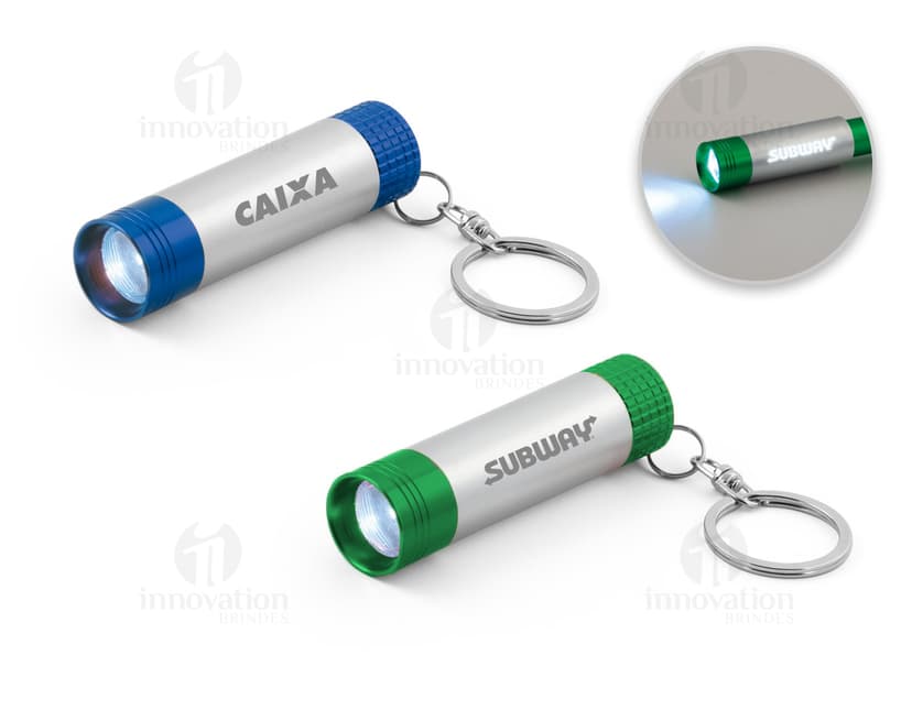 Chaveiro de lanterna de alumínio com LED, um dispositivo de sinalização e iluminação portátil e prático. Ideal para uso em situações de emergência ou para iluminar ambientes escuros. Feito de metal prateado, é um equipamento leve e compacto, perfeito para manter junto com suas chaves.