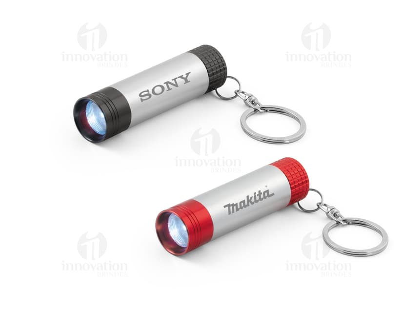 Chaveiro de lanterna de alumínio com LED, um dispositivo de sinalização e iluminação portátil e prático. Ideal para uso em situações de emergência ou para iluminar ambientes escuros. Feito de metal prateado, é um equipamento leve e compacto, perfeito para manter junto com suas chaves.