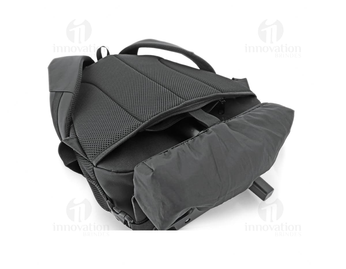 Mochila para notebook em couro moderna e contemporânea. Perfeita para viagens ou passeios, com alça resistente e zíper para fechamento seguro. Proteja seu equipamento com estilo! Ideal para quem busca praticidade e elegância.