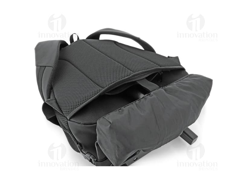Mochila para notebook em couro moderna e contemporânea. Perfeita para viagens ou passeios, com alça resistente e zíper para fechamento seguro. Proteja seu equipamento com estilo! Ideal para quem busca praticidade e elegância.