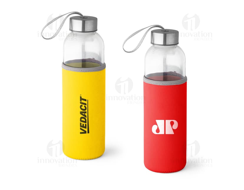 Frascos de vidro para brindes personalizados. Ideais para armazenar líquidos como água, vinho ou vodka. Vidro transparente e limpo, com tampa amarela. Produto de alta qualidade e perfeito para saúde e higiene. Adquira já o seu squeeze de vidro e garanta praticidade e elegância em seu dia a dia!