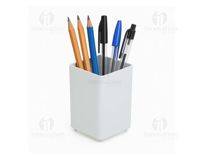 Porta Caneta Plástico em cores vibrantes, ideal para armazenar lápis, canetas, crayons e outros materiais de escrita e desenho. Design criativo e funcional para armazenar seus instrumentos de trabalho ou estudo.