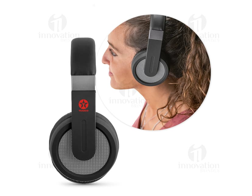 Fones de ouvido modernos em metal prateado e preto, com tecnologia Bluetooth 5.0 e microfone integrado. A imagem mostra um único fone de ouvido segurado por uma mão masculina, com detalhes em cromo, design elegante e aparência profissional.