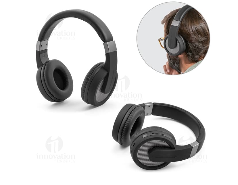 Fones de ouvido modernos em metal prateado e preto, com tecnologia Bluetooth 5.0 e microfone integrado. A imagem mostra um único fone de ouvido segurado por uma mão masculina, com detalhes em cromo, design elegante e aparência profissional.