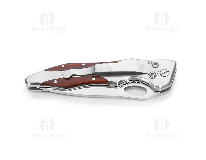 Canivete de aço inoxidável com lâmina afiada e cabo cromado, ideal para uso em diversas situações. Um utensílio versátil e confiável, perfeito para cortar, picar e até mesmo para trabalhos mais precisos. Adquira já o seu e esteja sempre preparado!
