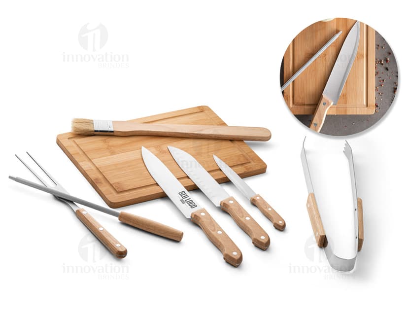 Kit churrasco de alta qualidade com faca afiada e espátula de aço inoxidável. Ideal para reunir a família e amigos em um jantar tradicional. Ferramentas de carpintaria em madeira de qualidade, utensílios isolados e duráveis para um churrasco perfeito. Kit completo para uma experiência de cozinha inesquecível. Adquira já o seu conjunto de utensílios de churrasco!