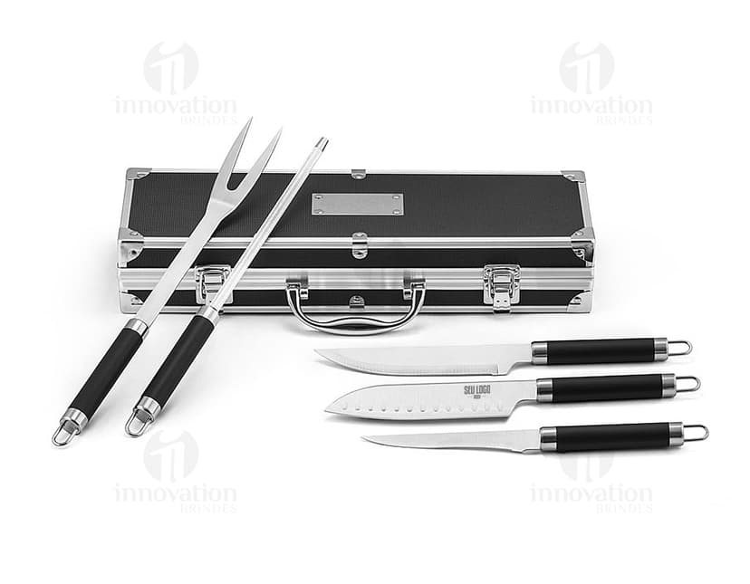 Kit churrasco de alta qualidade, ideal para os amantes de um bom churrasco! Este conjunto inclui faca e tesoura de aço inoxidável cromado, perfeito para cortes precisos e suculentas carnes. Com design moderno e resistente, o kit churrasco é o acessório perfeito para seus momentos de lazer. Garanta já o seu!