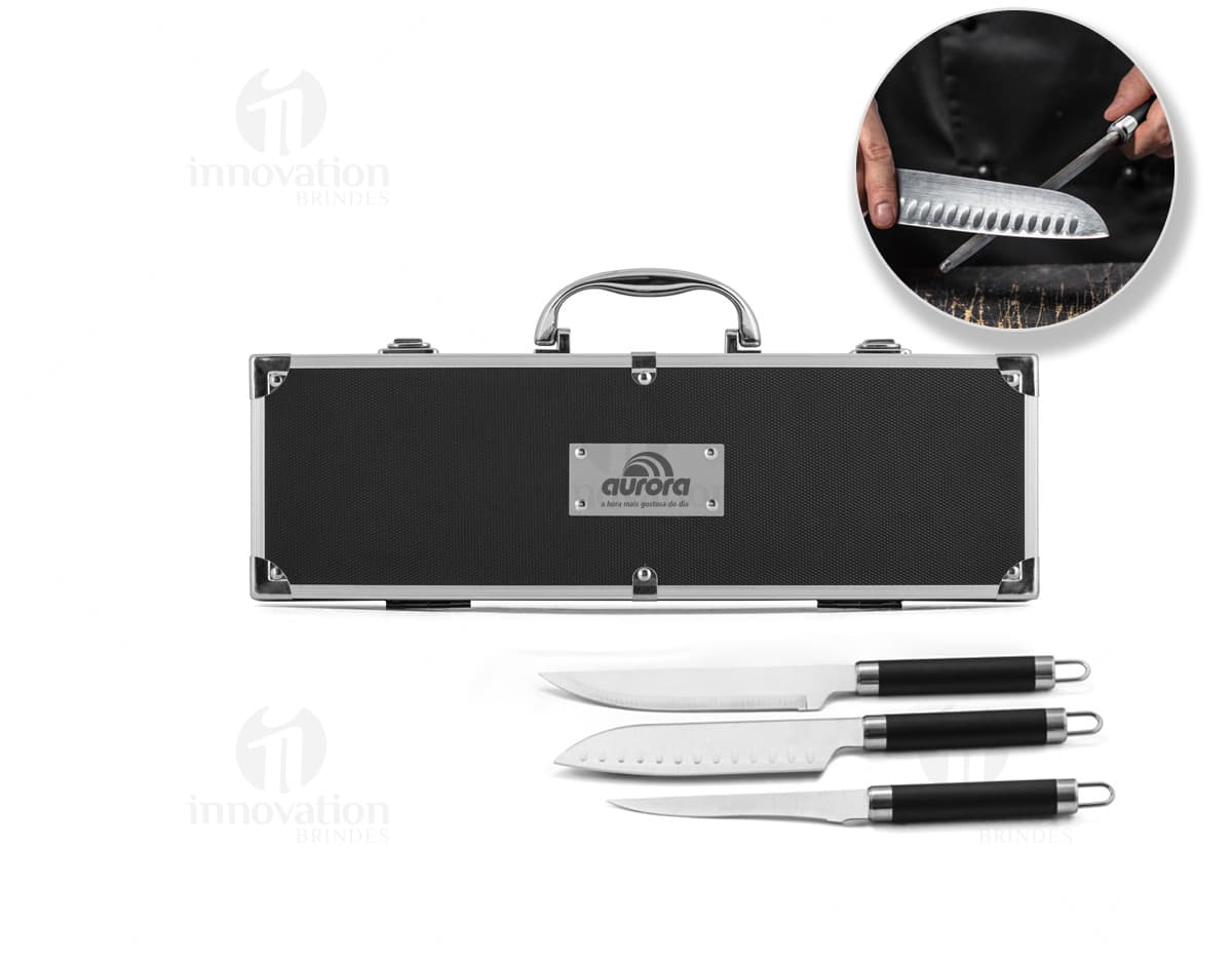 Kit churrasco de alta qualidade com faca afiada e utensílios em aço inoxidável. Ideal para churrasqueiros profissionais e amadores. Acompanha tesoura e conjunto de ferramentas práticas. Perfeito para surpreender seus convidados. Adquira já o seu!