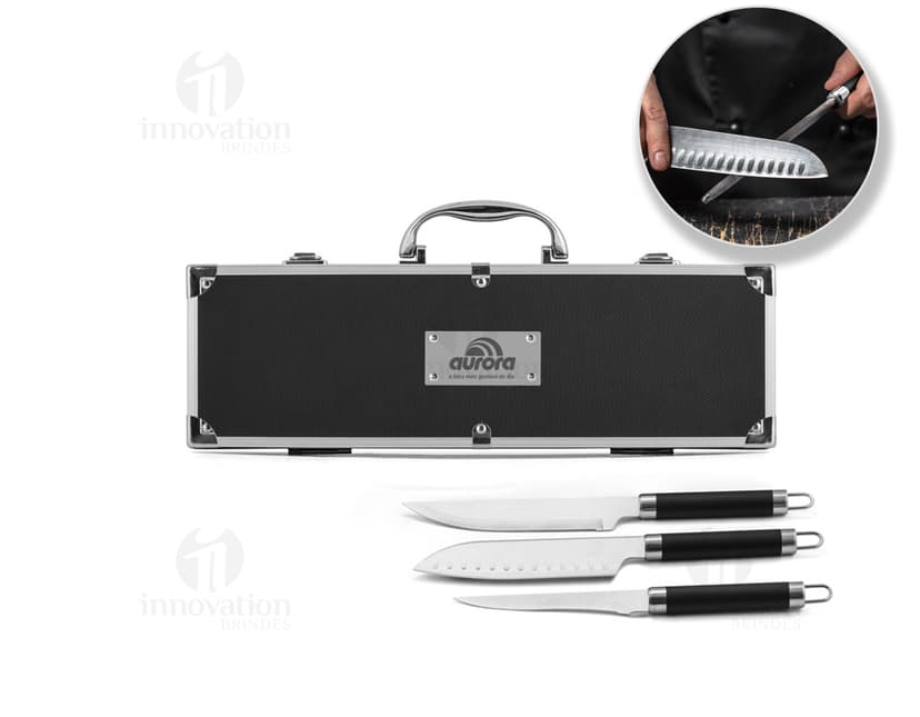 Kit churrasco de alta qualidade com faca afiada e utensílios em aço inoxidável. Ideal para churrasqueiros profissionais e amadores. Acompanha tesoura e conjunto de ferramentas práticas. Perfeito para surpreender seus convidados. Adquira já o seu!