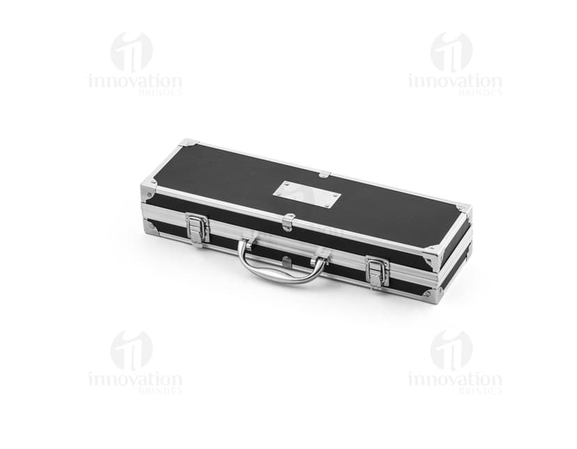 Kit Churrasco: Conjunto de Facas e Tesoura em Aço Inoxidável para Churrasco Profissional. Equipamentos de alta qualidade, perfeitos para cortar carnes e legumes com precisão. Ideal para negócios e uso pessoal. Acompanha faca afiada, tesoura resistente e estojo de armazenamento. Aproveite o melhor da tecnologia em suas preparações. Produto cromado e resistente, perfeito para compor sua cozinha. Adquira já o seu!