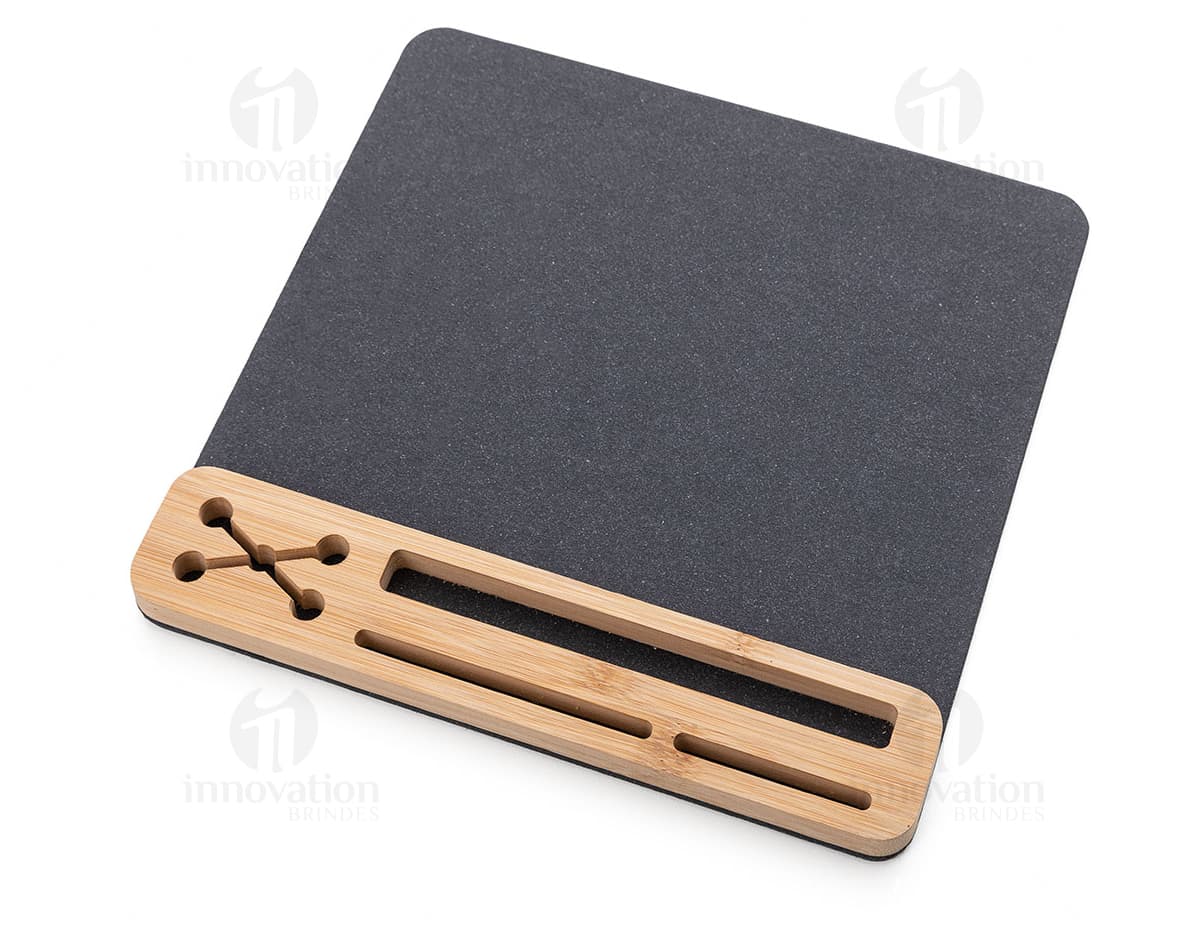 Mouse Pad sintético grafite bambu, ideal para apoiar o mouse do notebook ou computador. O produto combina tecnologia e elegância, sendo perfeito para uso em ambientes de trabalho ou estudo. Com design moderno e discreto, é um item essencial para garantir precisão e conforto durante o uso do mouse.