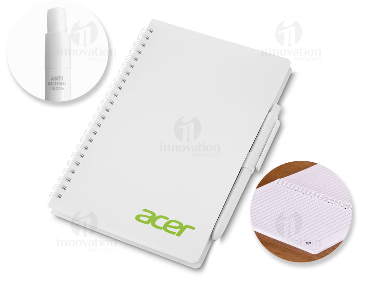 Notebook de papel em branco no escritório com uma caneta, ideal para anotações de negócios, lembretes e organização.