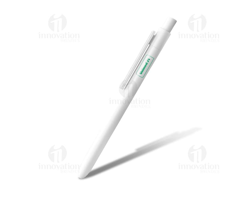 Notebook de papel em branco no escritório com uma caneta, ideal para anotações de negócios, lembretes e organização.