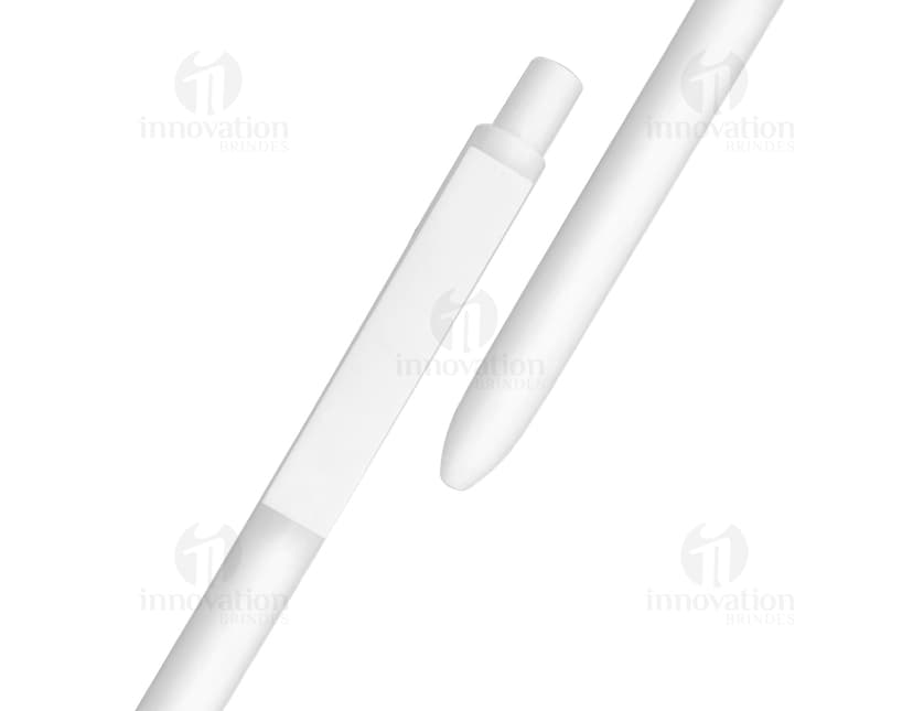 Notebook de papel em branco no escritório com uma caneta, ideal para anotações de negócios, lembretes e organização.