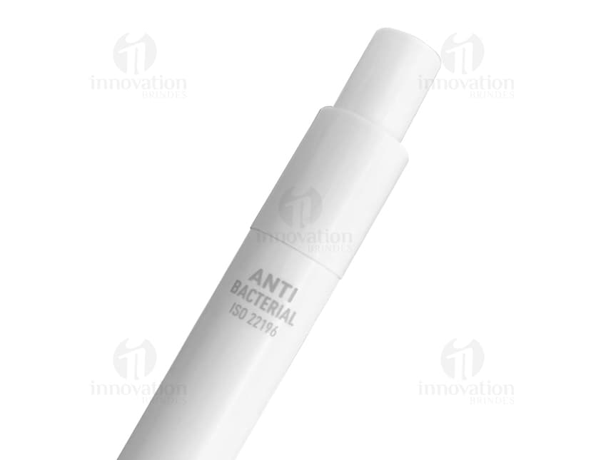 Notebook de papel em branco no escritório com uma caneta, ideal para anotações de negócios, lembretes e organização.