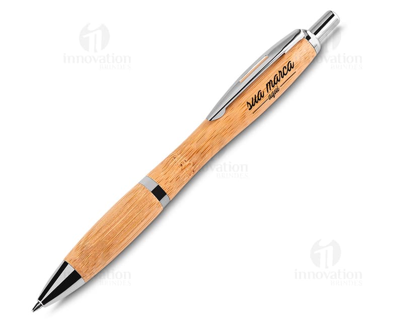 Caneta de bambu em fundo branco.