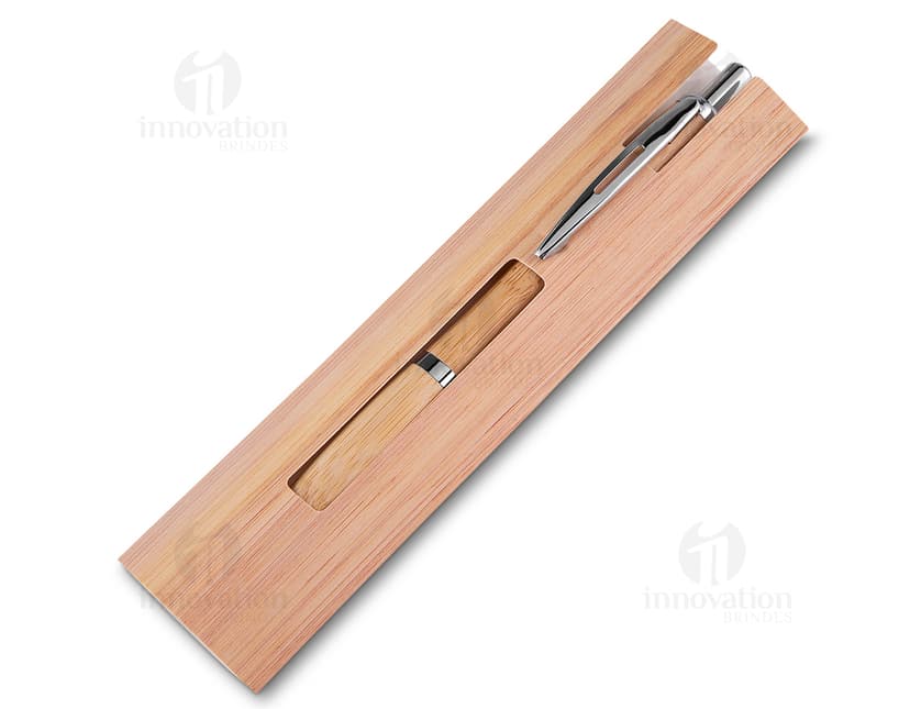 Caneta de bambu em fundo branco.