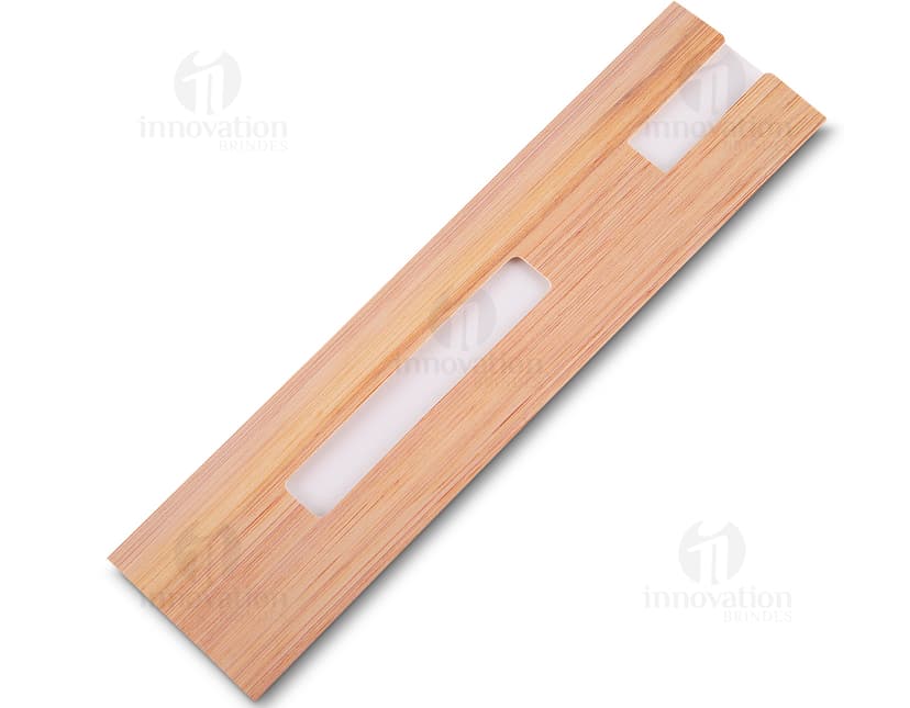 Caneta de bambu em fundo branco.