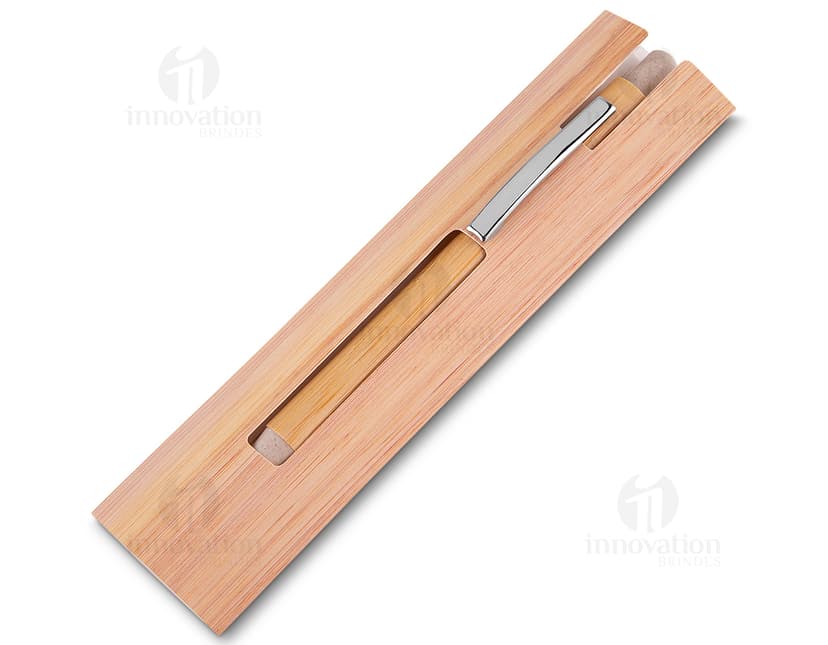 Caneta de bambu sustentável para escrita suave e confortável. Ideal para uso escolar, escritório e negócios. Feita de materiais de alta qualidade, promovendo a criatividade e elegância em cada assinatura. Adquira já a sua!