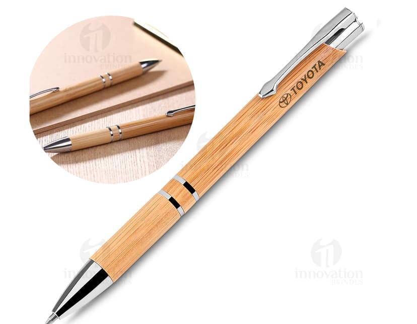 Caneta de bambu para escrita suave e sustentável. Ideal para uso na escola, escritório ou em casa. Feita com materiais de alta qualidade, proporcionando uma experiência de escrita confortável. Perfeita para assinar documentos importantes, fazer anotações ou simplesmente escrever. Adquira já a sua e adicione um toque de elegância ao seu dia a dia.