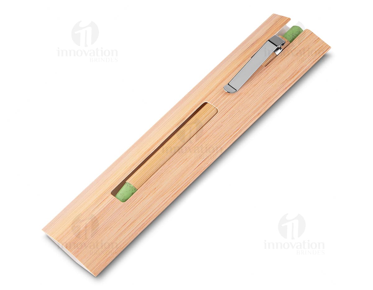 Caneta de bambu perfeita para escrita suave e ecológica. Ideal para uso escolar, no escritório e em casa. Feita de bambu e aço, com ponta afiada e borracha na extremidade. Sustentável e elegante. Adquira já a sua!