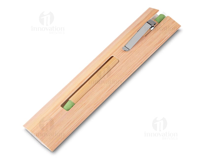 Caneta de bambu perfeita para escrita suave e ecológica. Ideal para uso escolar, no escritório e em casa. Feita de bambu e aço, com ponta afiada e borracha na extremidade. Sustentável e elegante. Adquira já a sua!
