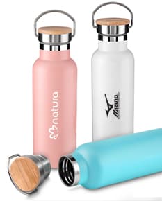 Garrafa de 500ml, feita de vidro transparente e plástico na tampa, contendo líquido dentro. O rótulo é branco e limpo, com design simples. Objeto de higiene e cuidado, adequado para uso em banheiros e spas.
