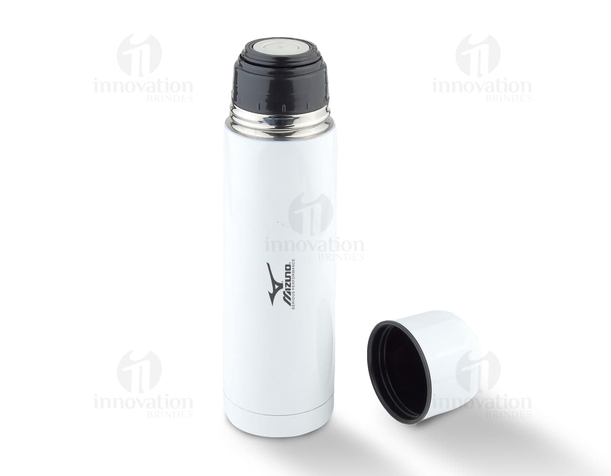 Garrafa Térmica 500ml: Mantenha suas bebidas sempre na temperatura ideal com a garrafa térmica de 500ml. Feita em plástico resistente, conta com um design moderno e prático, perfeito para te acompanhar no dia a dia. Ideal para manter a sua hidratação em dia, seja no trabalho, nos treinos ou em passeios ao ar livre. Leve e portátil, é a opção perfeita para quem busca praticidade e funcionalidade. Adquira já a sua e desfrute de bebidas sempre frescas ou quentes, onde quer que esteja!