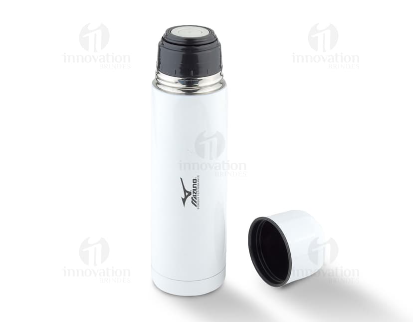 Garrafa Térmica 500ml: Mantenha suas bebidas sempre na temperatura ideal com a garrafa térmica de 500ml. Feita em plástico resistente, conta com um design moderno e prático, perfeito para te acompanhar no dia a dia. Ideal para manter a sua hidratação em dia, seja no trabalho, nos treinos ou em passeios ao ar livre. Leve e portátil, é a opção perfeita para quem busca praticidade e funcionalidade. Adquira já a sua e desfrute de bebidas sempre frescas ou quentes, onde quer que esteja!