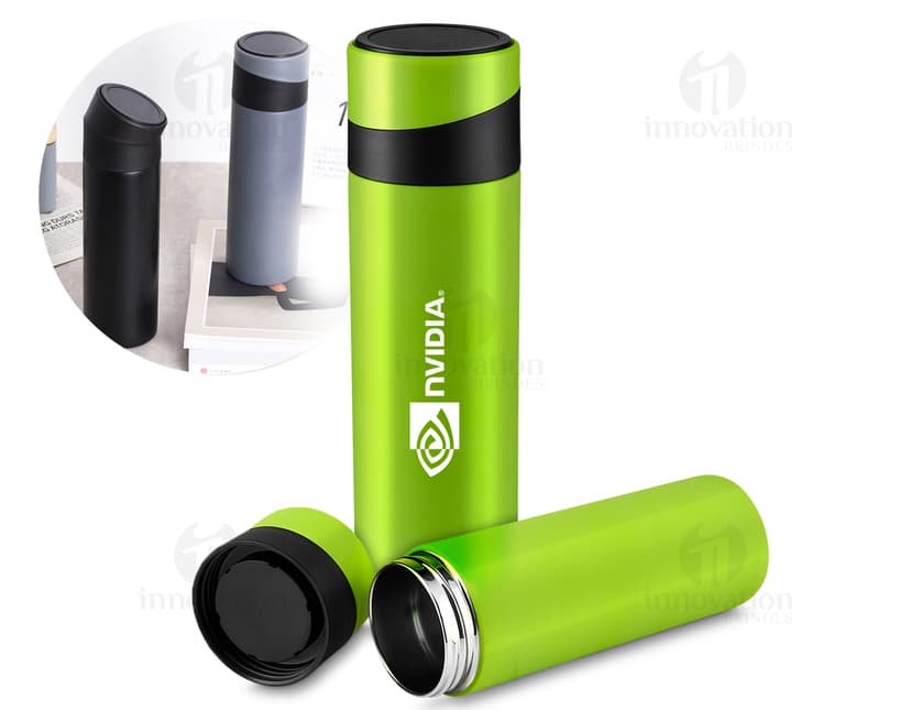 Garrafa Térmica 400ml: mantenha suas bebidas favoritas na temperatura ideal por mais tempo. Feita em plástico resistente, essa garrafa é perfeita para manter sua hidratação em dia, seja no trabalho, na academia ou em passeios ao ar livre. Com design clean e isolado, é fácil de limpar e transportar. Acompanha bateria para garantir a temperatura ideal do líquido por mais tempo. Ideal para transportar shampoo, loção, deodorante e muito mais. Aproveite essa embalagem prática e reciclável para manter-se sempre hidratado.