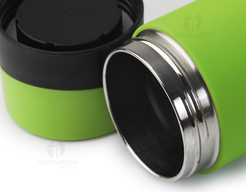 Garrafa térmica 400ml: mantenha suas bebidas na temperatura ideal o dia todo com esta garrafa térmica de alta qualidade. Feita de material plástico resistente, é perfeita para líquidos quentes ou frios. Ideal para levar para o trabalho, academia ou viagens. A sua durabilidade e design elegante fazem dela o brinde perfeito para sua empresa. Adquira já a sua e garanta praticidade e estilo em seu dia a dia!