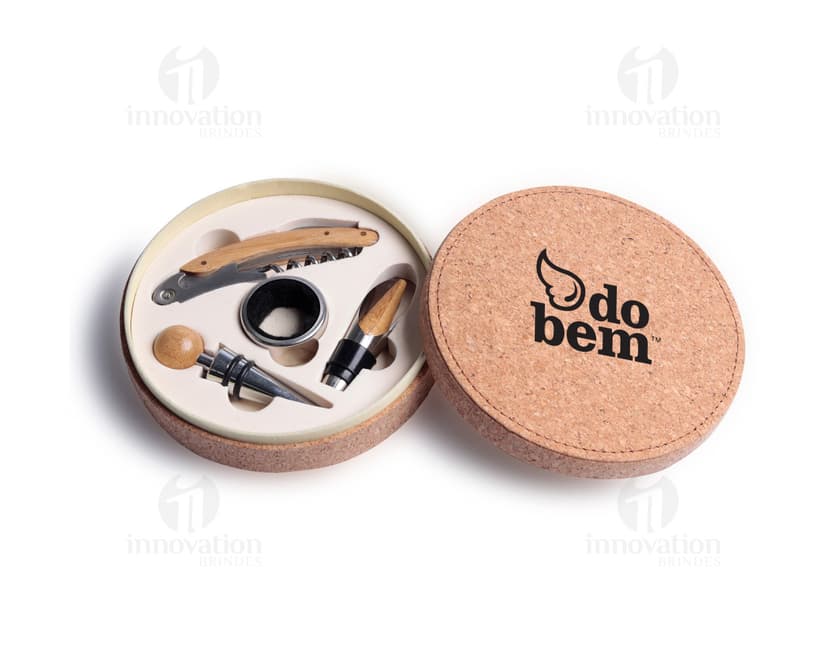 Kit Vinho - Conjunto de acessórios indispensáveis para os amantes da bebida. Em embalagem prática e elegante, perfeito para presentear ou utilizar em suas confraternizações. Ideal para manter a higiene e cuidar dos seus vinhos. Composto por itens essenciais para apreciar a degustação com excelência. Adquira já o seu!