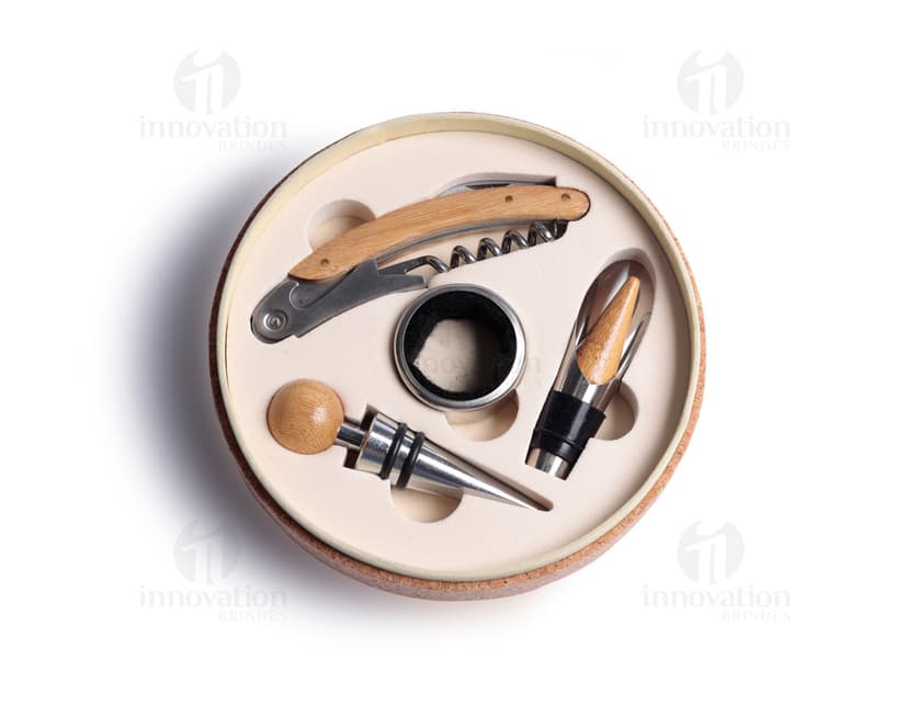 Kit Vinho completo para presentear ou utilizar em eventos especiais. Composto por um sofisticado suporte de madeira, abridor de garrafas, corta-gotas e tampas para vinhos. Ideal para manter suas bebidas preferidas sempre frescas e bem conservadas. Aproveite essa oportunidade e adquira já o seu kit vinho!