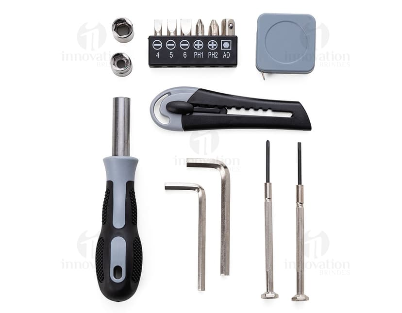 Kit de ferramentas com lanterna: o acessório perfeito para qualquer situação! Este conjunto inclui equipamentos de plástico e alumínio de excelente qualidade, ideais para uso em casa ou no trabalho. Com a praticidade de uma lanterna embutida, você terá sempre energia e iluminação garantidas. Adquira já o seu e esteja preparado para qualquer emergência. Ideal para uso isolado ou em conjunto com outros itens de sua coleção de ferramentas. Garanta já o seu kit ferramentas com lanterna e esteja sempre preparado para o inesperado!