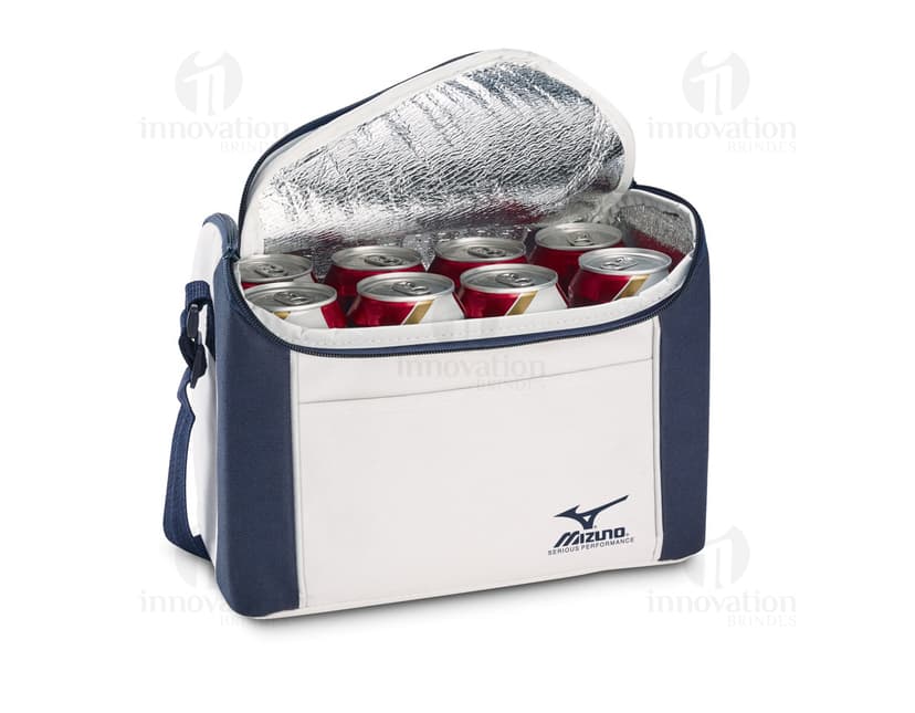 Imagem de uma bolsa térmica de 8 litros em couro isolada. Perfeita para viagens de negócios ou compras, este moderno acessório retro é o equipamento ideal para manter seus alimentos frescos e sua bebida gelada durante todo o dia. Seu design elegante e alça prática tornam a bolsa térmica um item indispensável para quem preza pelo estilo e praticidade. Adquira já a sua!