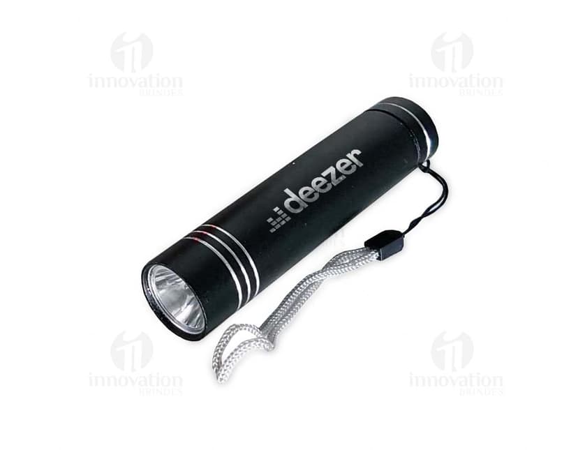 Lanterna de alumínio portátil, equipamento elétrico com cabo e plugue, corpo metálico na cor preta, com botão de ligar e desligar, ideal para iluminação em ambientes escuros.