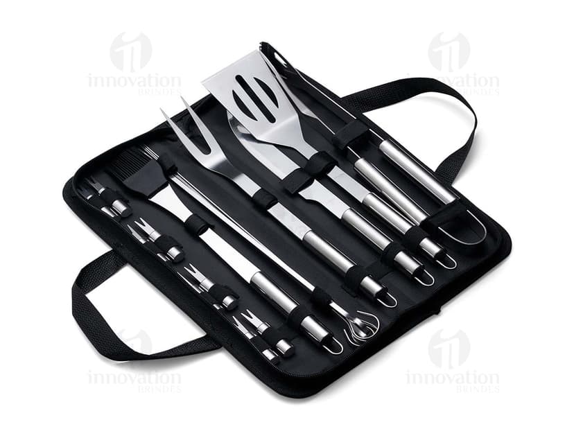 Kit Churrasco 17 Peças - Acesse a modernidade do churrasco com nosso conjunto completo de equipamentos portáteis. Feito em material de alta qualidade, inclui acessórios de segurança em metal e cabo de madeira. Ideal para uso individual ou em negócios. Garanta já o seu!