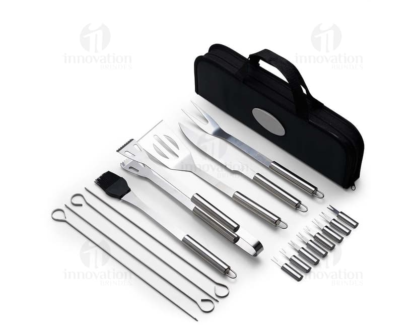 Kit churrasco 17 peças: o acessório essencial para os amantes de churrasco! Este moderno e prático kit traz todo o equipamento necessário para um churrasco de sucesso. Feito de material resistente e com design portátil, é perfeito para uso em casa, no campo ou na praia. Com peças de alta qualidade, como utensílios de aço inoxidável e uma bolsa de transporte em couro, este kit garante praticidade e segurança em todas as suas refeições ao ar livre. Aproveite cada momento sem se preocupar com a falta de ferramentas, este kit tem tudo o que você precisa para um churrasco perfeito! Compre já o seu!