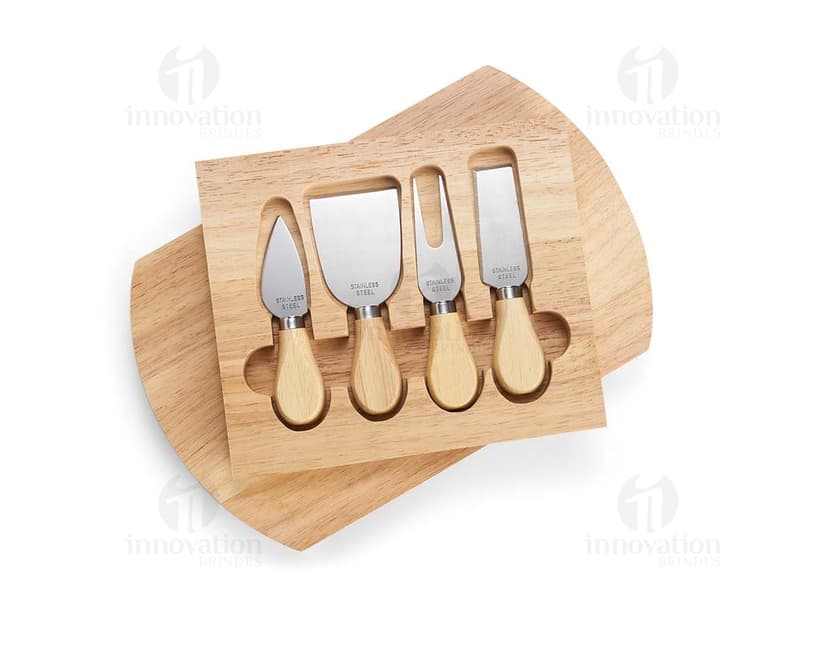 Kit queijo 5 peças de madeira para cozinha. Conjunto de utensílios de cozinha limpos e isolados. Ideal para preparar e servir queijos em jantares em família. Experimente o melhor da culinária com este set de faca, garfo e espátula. Adquira já o seu!