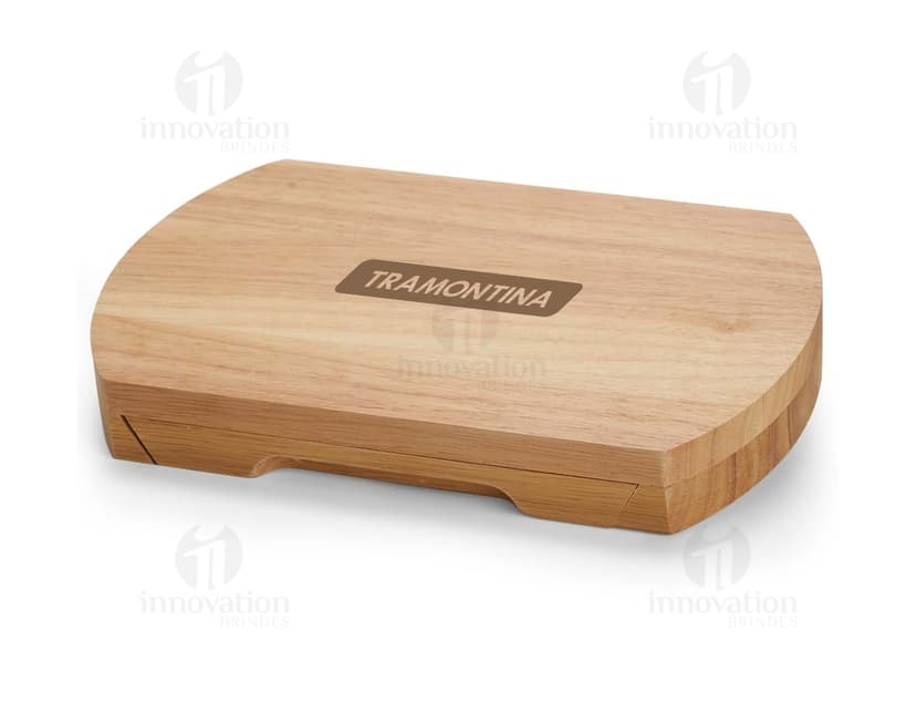 Kit queijo 5 peças de madeira para sua cozinha. Utensílios de cozinha de qualidade para preparar e servir deliciosos queijos. Ideal para reunir a família em torno da mesa. Acompanha faca, garfo e espátula. Adquira já o seu!