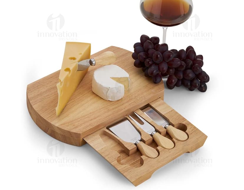 Kit queijo 5 peças em madeira - Conjunto de utensílios de cozinha de alta qualidade, perfeito para servir queijos e petiscos em família. Composto por espátula, faca, garfo e tábua de madeira. Ideal para jantares e reuniões. Adquira já o seu!