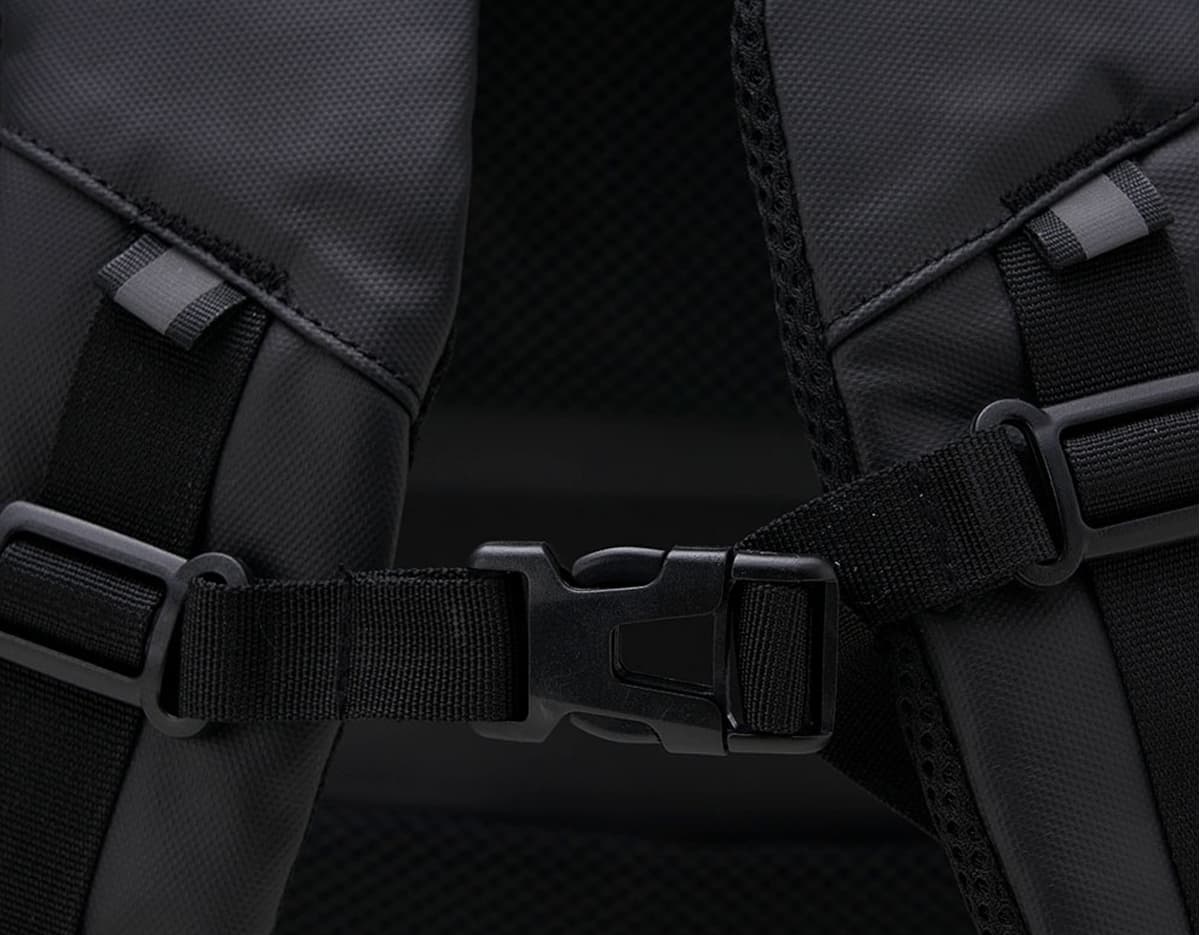 Mochila em couro sintético perfeita para sua viagem! Ideal para te acompanhar em suas aventuras, este acessório de alta qualidade possui alça confortável, fecho em zíper e design moderno. Leve, prática e estilosa, essa mochila é o companheiro ideal para quem está sempre em movimento. Garanta já a sua e viaje com estilo!