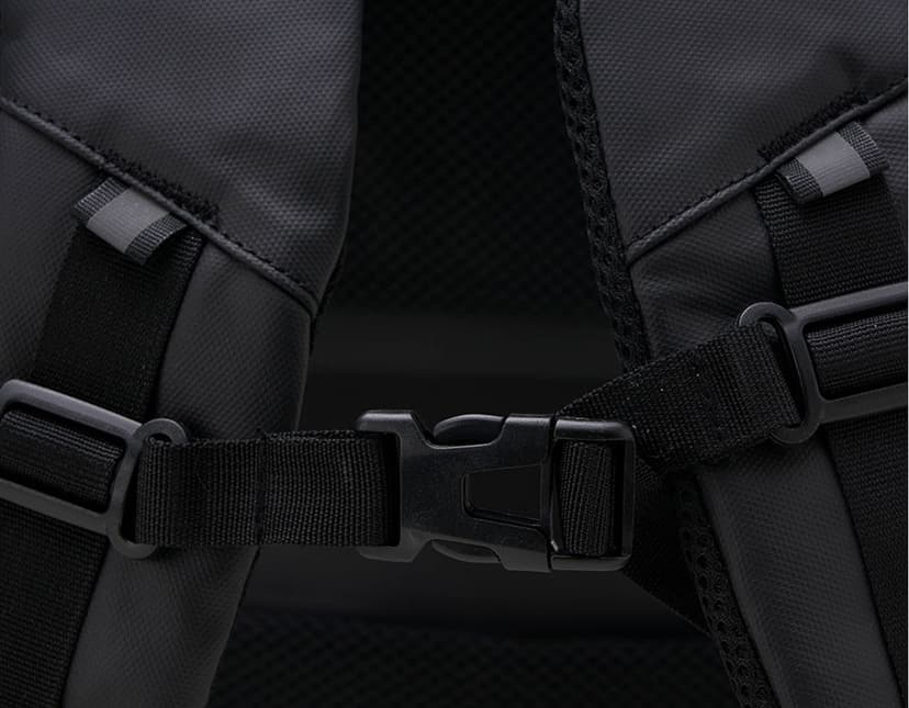 Mochila em couro sintético perfeita para sua viagem! Ideal para te acompanhar em suas aventuras, este acessório de alta qualidade possui alça confortável, fecho em zíper e design moderno. Leve, prática e estilosa, essa mochila é o companheiro ideal para quem está sempre em movimento. Garanta já a sua e viaje com estilo!
