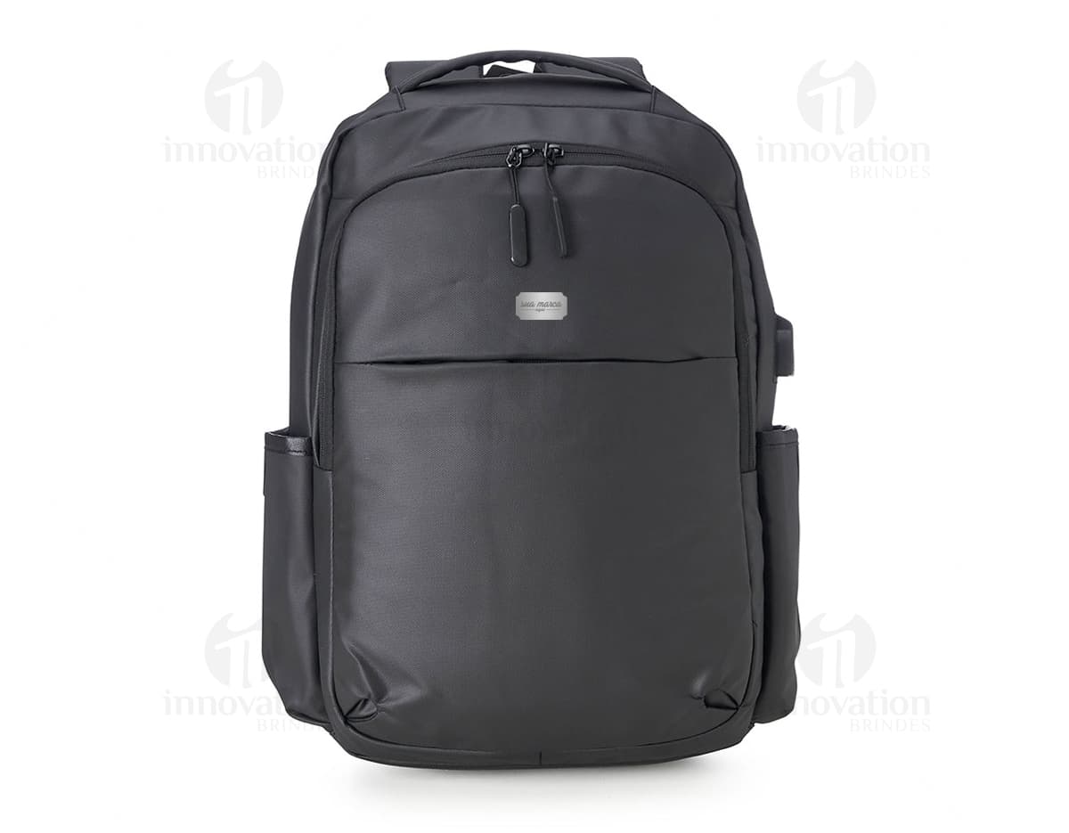 Mochila de couro sintético com design elegante e sofisticado. Ideal para viagens ou uso diário, possui alça ajustável e bastante espaço interno. Perfeita para quem busca praticidade e estilo. Feita em nylon resistente, é a escolha perfeita para quem gosta de estar sempre preparado. Garanta a sua e esteja sempre pronto para qualquer aventura.