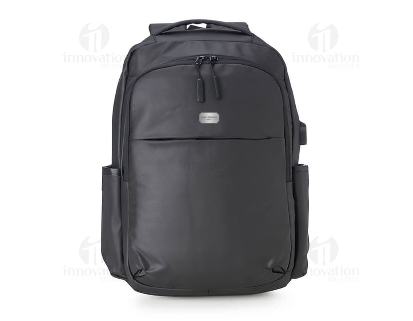 Mochila de couro sintético com design elegante e sofisticado. Ideal para viagens ou uso diário, possui alça ajustável e bastante espaço interno. Perfeita para quem busca praticidade e estilo. Feita em nylon resistente, é a escolha perfeita para quem gosta de estar sempre preparado. Garanta a sua e esteja sempre pronto para qualquer aventura.