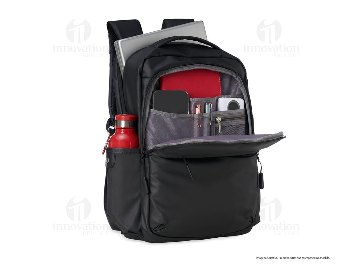 Mochila de couro sintético perfeita para te acompanhar em viagens e no dia a dia. Com design elegante e espaçoso, possui alça resistente e zíper para manter seus pertences seguros. Ideal para quem busca praticidade e estilo em um único acessório. Garanta já a sua!