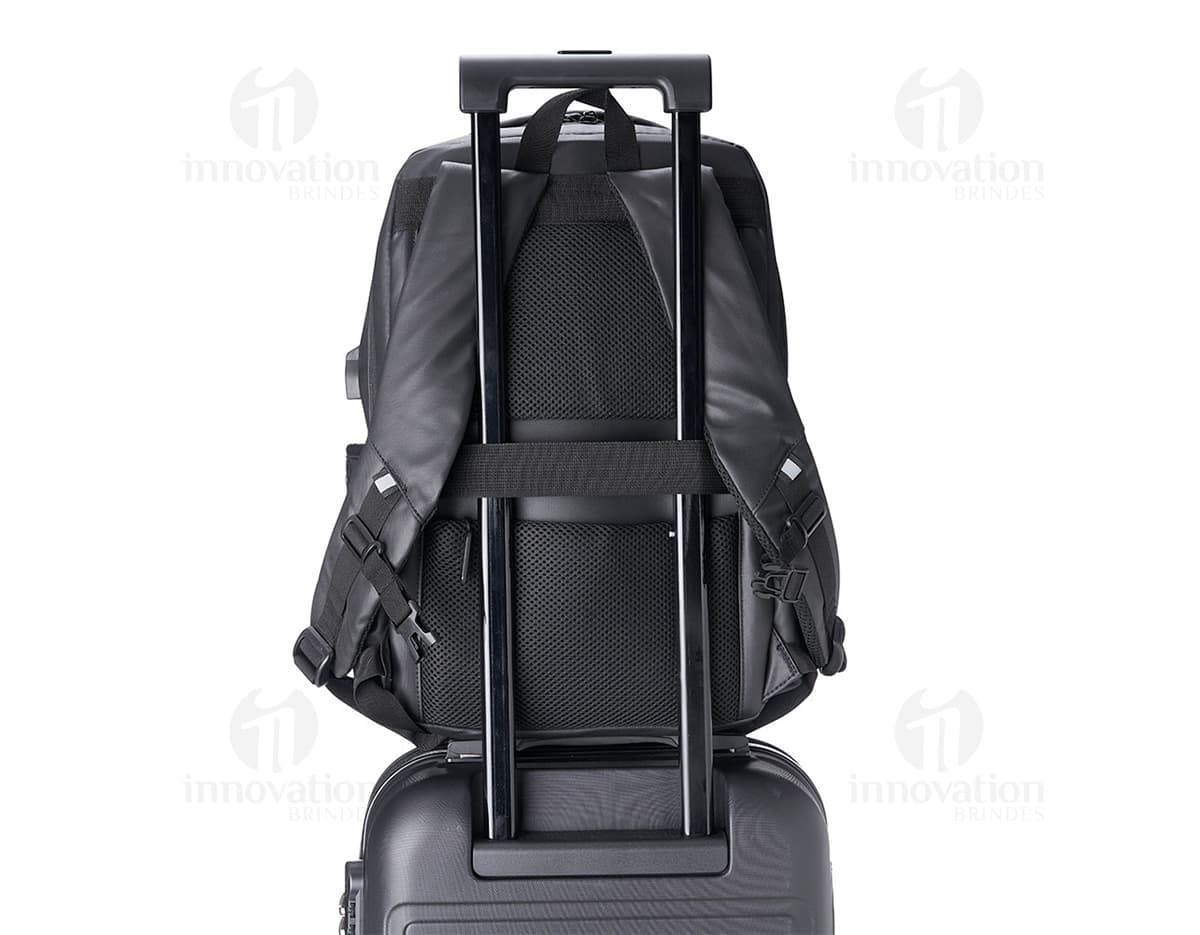 Mochila de couro sintético ideal para viagens e passeios! Com alça ajustável e zíper resistente, é perfeita para levar seus pertences com segurança e estilo. Fabricada em nylon de alta qualidade, essa peça oferece praticidade e elegância. Aproveite essa oportunidade e garanta a sua!