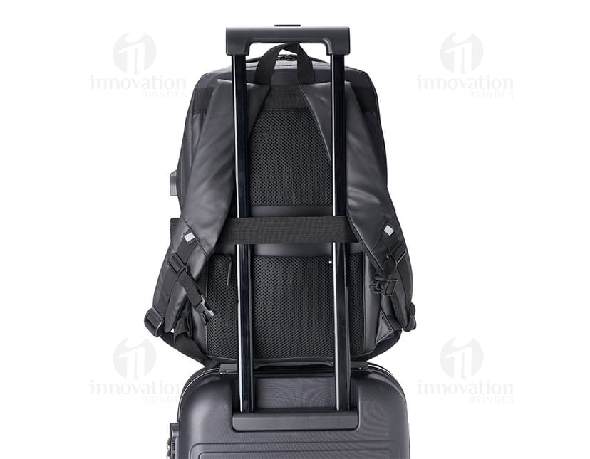 Mochila de couro sintético ideal para viagens e passeios! Com alça ajustável e zíper resistente, é perfeita para levar seus pertences com segurança e estilo. Fabricada em nylon de alta qualidade, essa peça oferece praticidade e elegância. Aproveite essa oportunidade e garanta a sua!